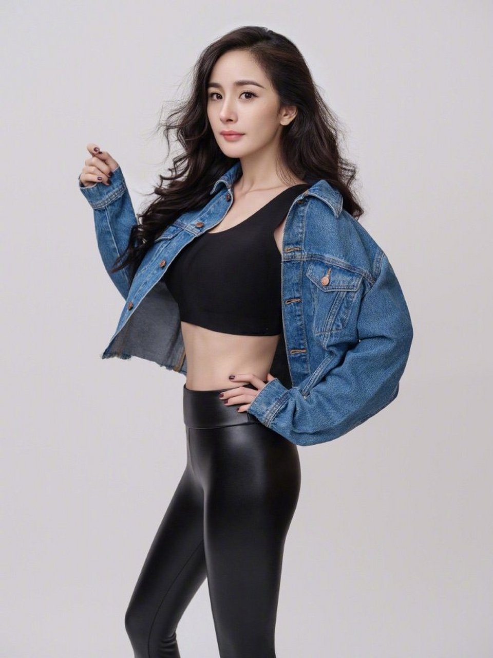 杨幂黑皮裤黑背心搭牛仔外套露小蛮腰展完美曲线