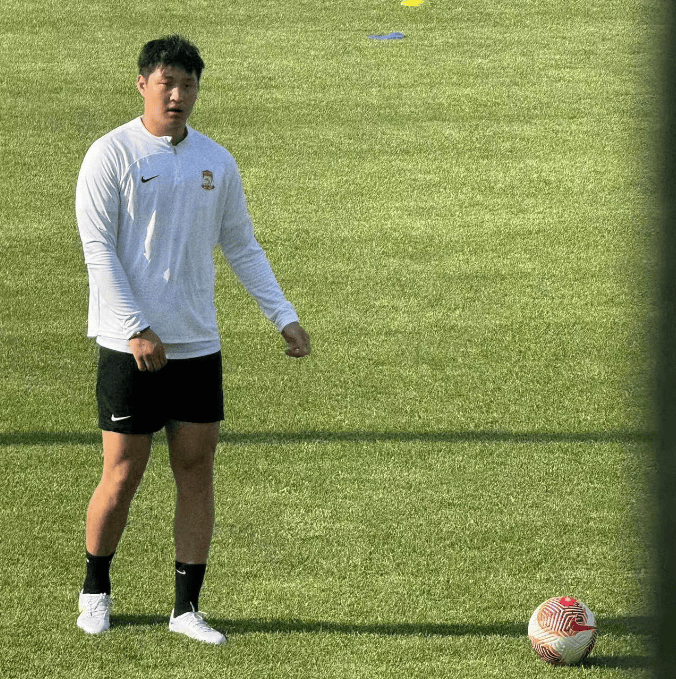 郭田雨现身青岛训练场:禁赛疑云笼罩,未来去向成谜 近日,中国足坛"