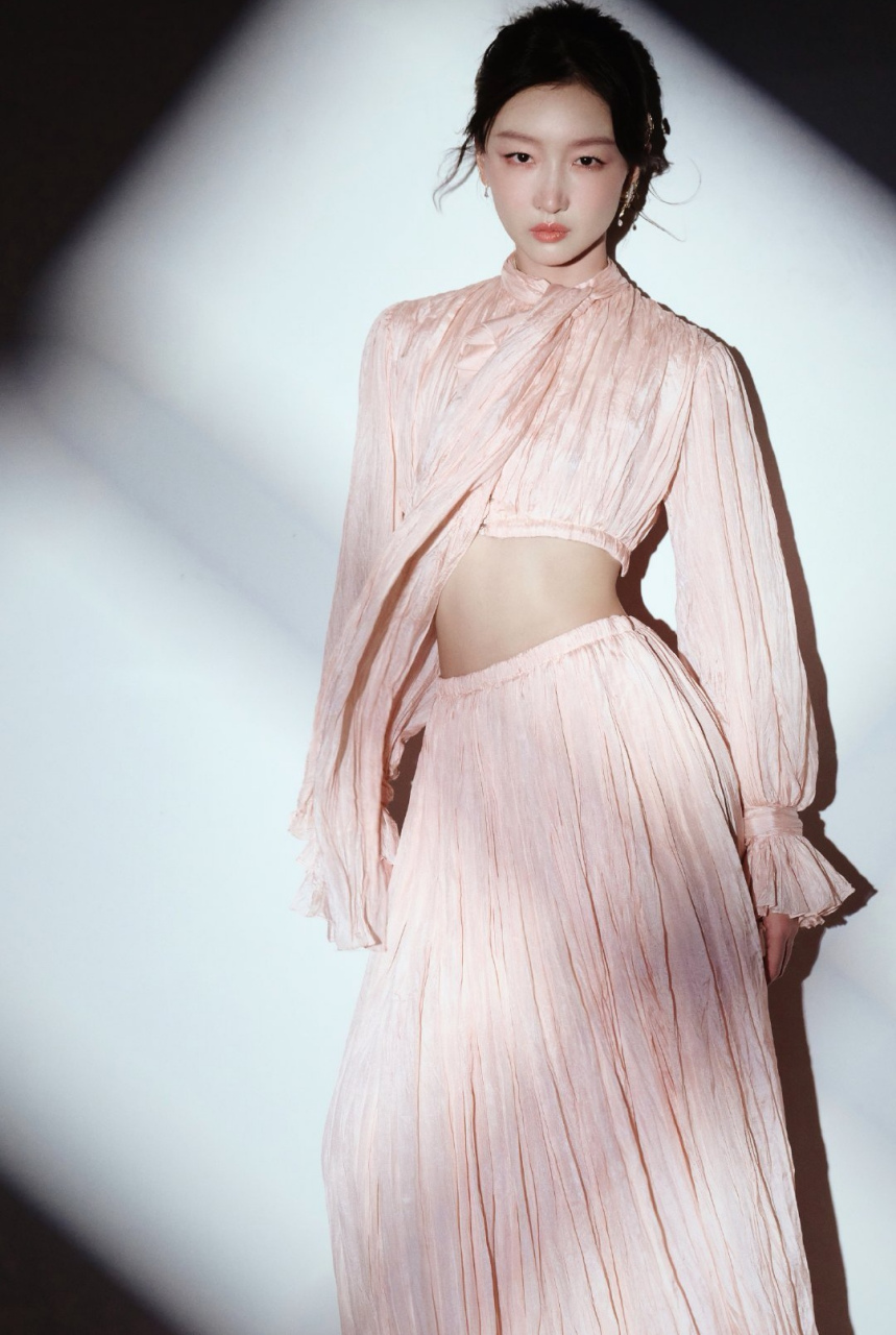 周冬雨,玫瑰金色长袖搭配同色系高腰裙,露腰穿搭,清新自然!