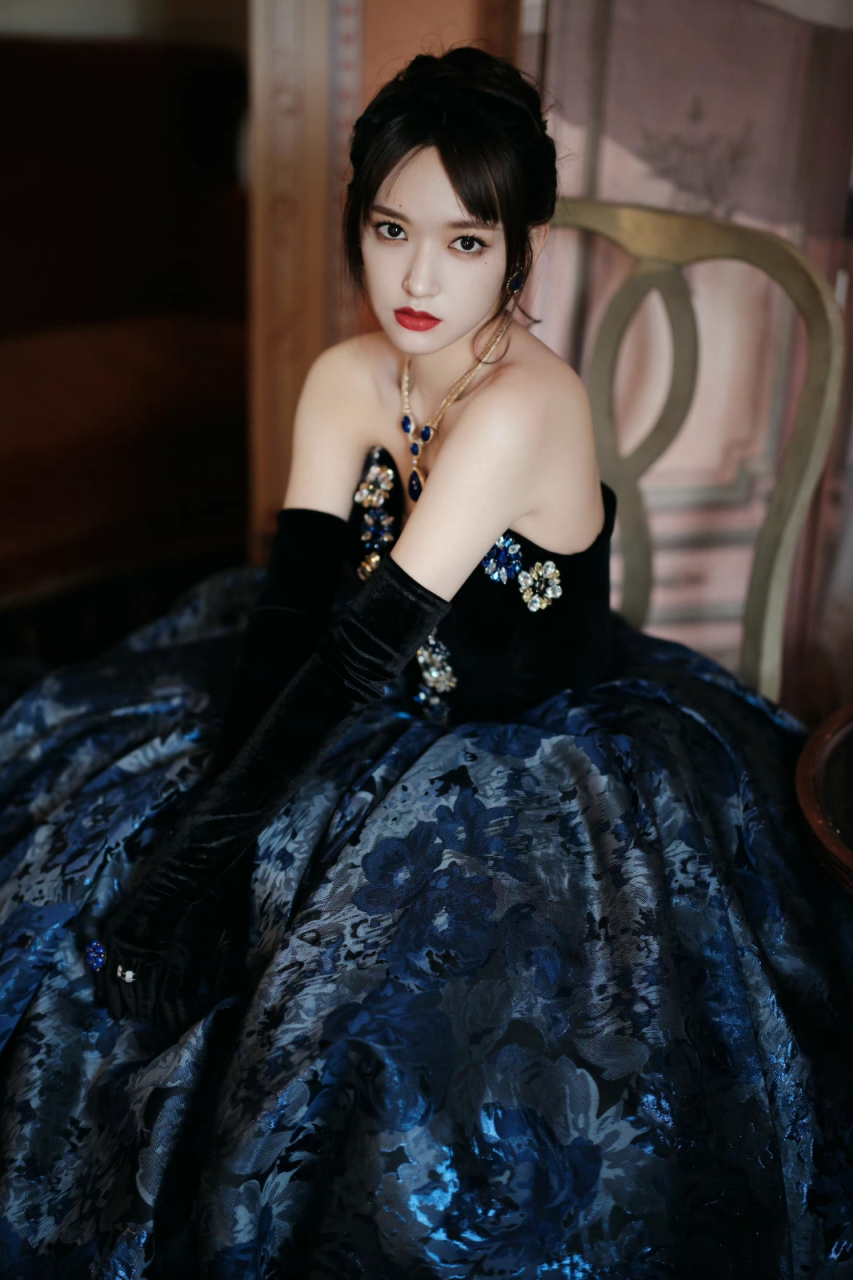 一抹惊艳,程潇风尚大典抹胸晚礼服,贵气中不失柔美风情