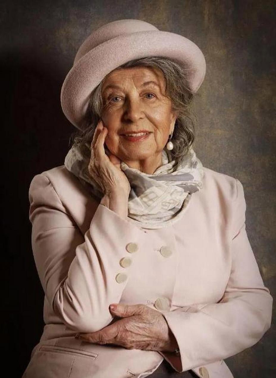 有一天,一位犹太老妇人悠闲地进入银行大厅,身后跟随着四个魁梧的汉子