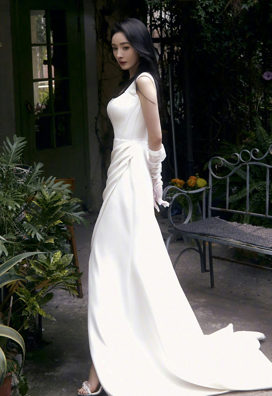 杨幂,白色高开叉礼裙搭配手套,美得好高级呀!