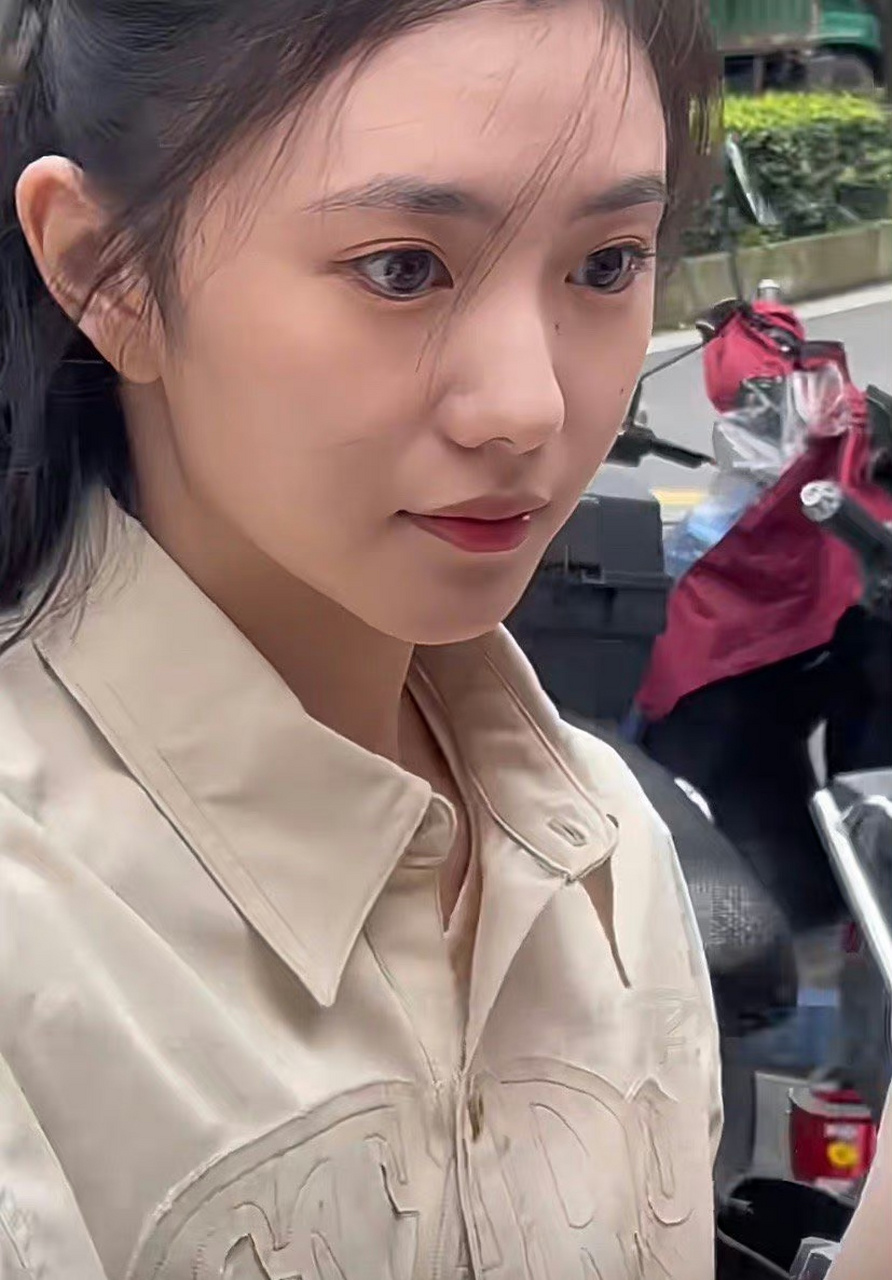 刘浩存新剧生图路透,离镜头这么近脸都无懈可击,天生演员脸 67[大笑