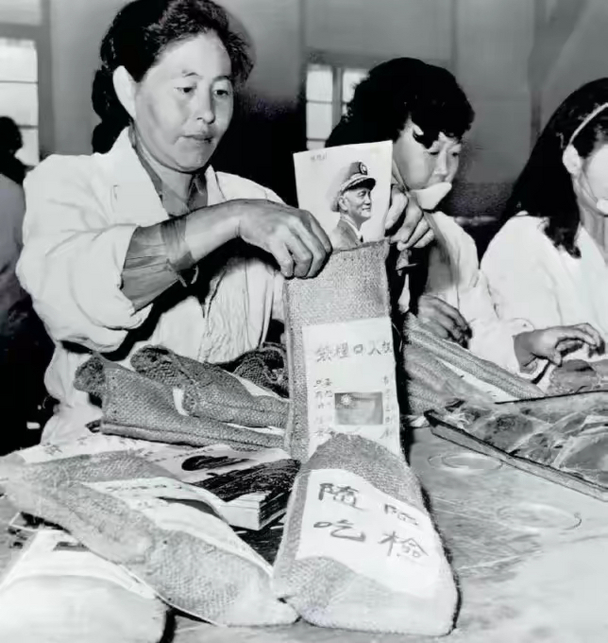 老照片:正在分装空投大陆食品的女工们,台湾,1961年.