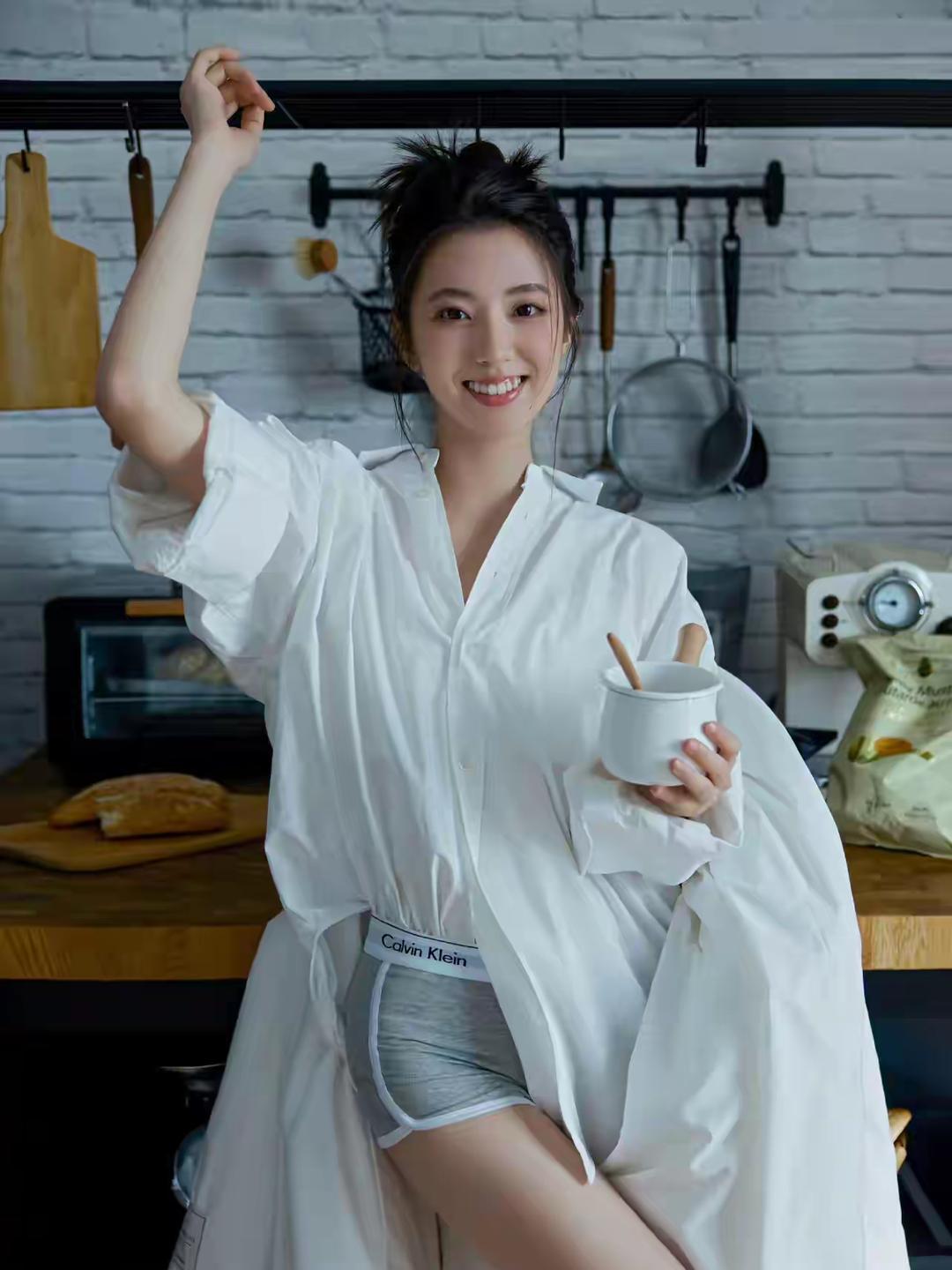 她的眼睛深邃如夜空,藏着无尽的秘密与智慧,每当她