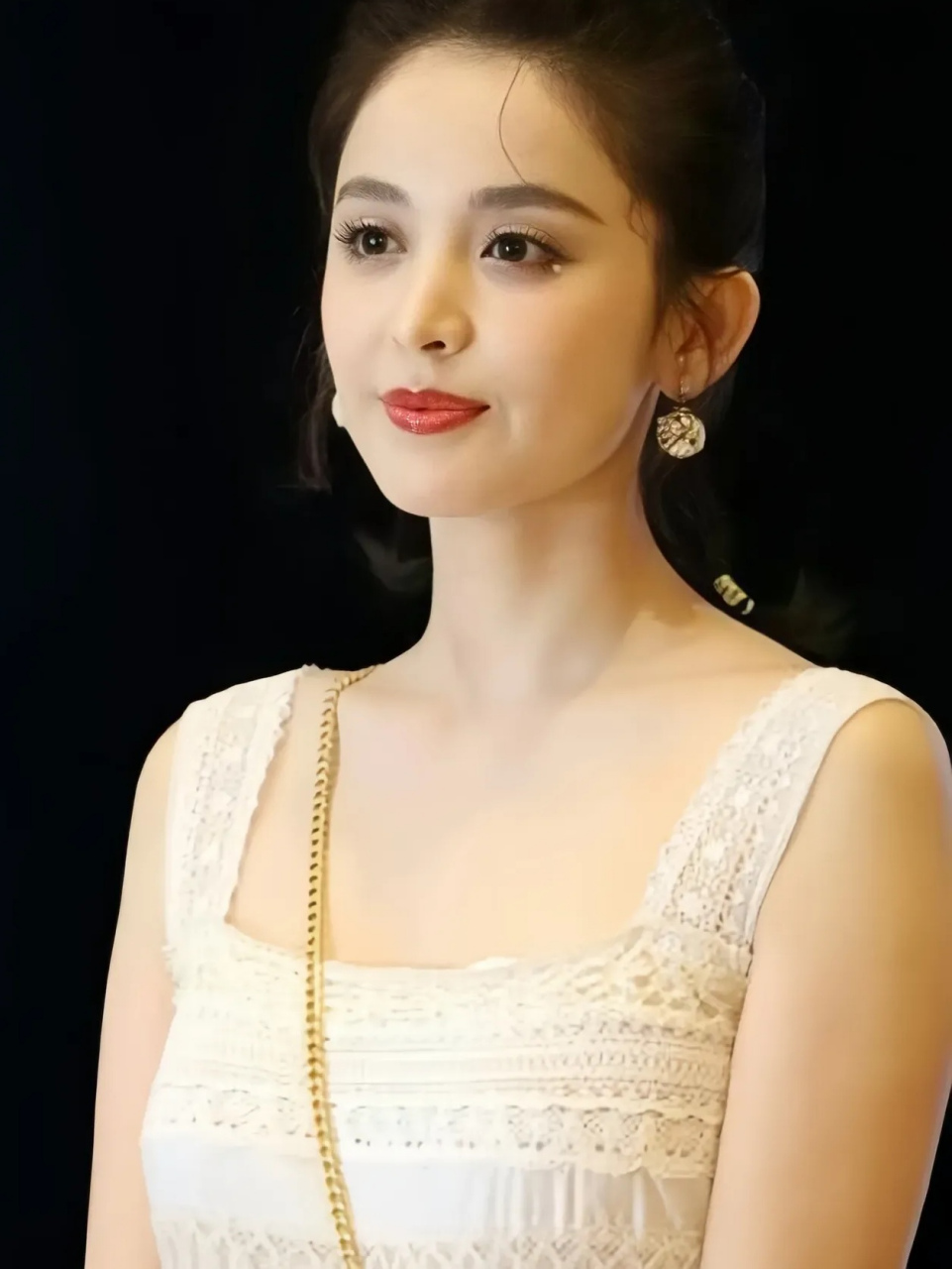 古力娜扎的生图展现出了她超越美颜的魅力,她的肤色白皙,容貌美丽令