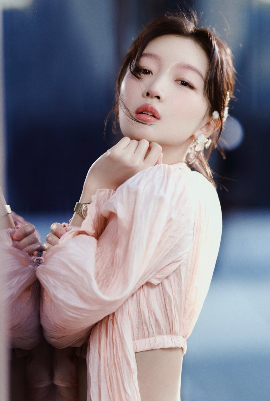 周冬雨,玫瑰金色长袖搭配同色系高腰裙,露腰穿搭,清新自然!