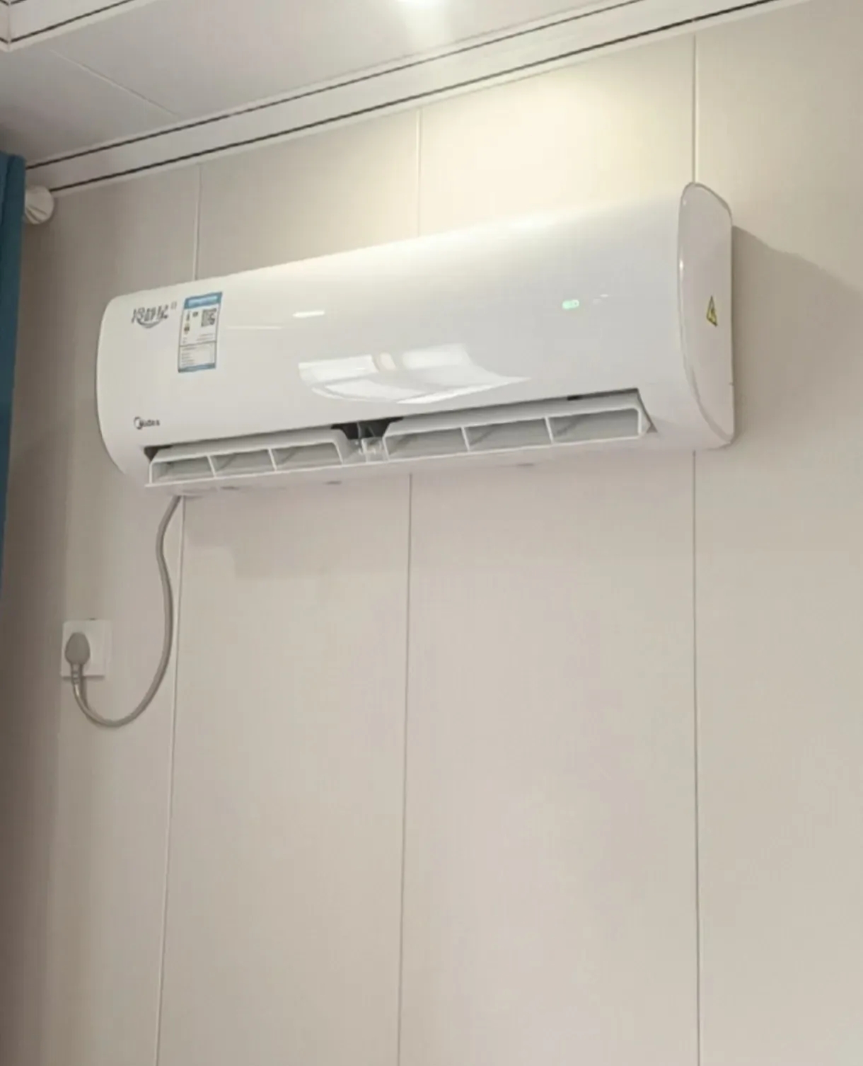 每天晚上一开始他开的是26度,到了下半夜被冻醒过来,一看空调温度被调