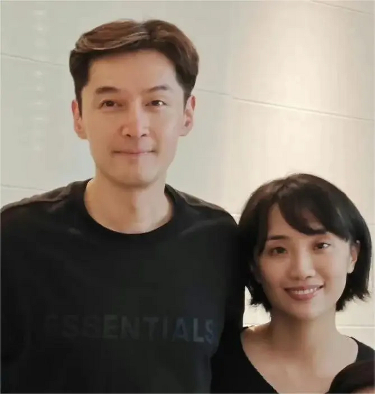 胡歌与老婆同框,两人都身穿黑色衣服,素颜状态亮眼,夫妻俩气质好搭,扑