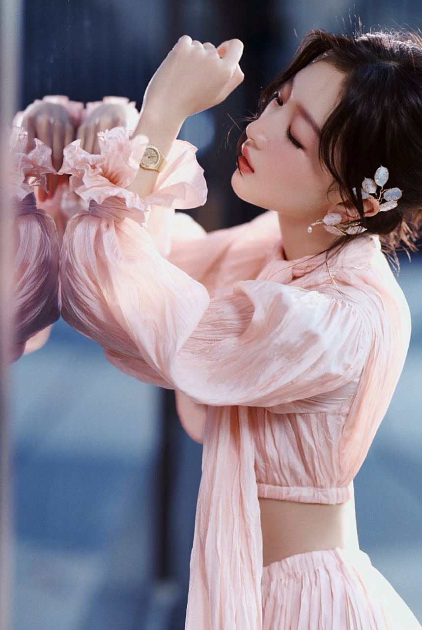 周冬雨,玫瑰金色长袖搭配同色系高腰裙,露腰穿搭,清新自然!