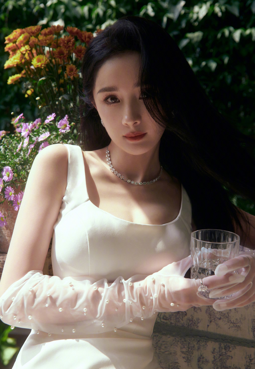 杨幂,白色高开叉礼裙搭配手套,美得好高级呀!