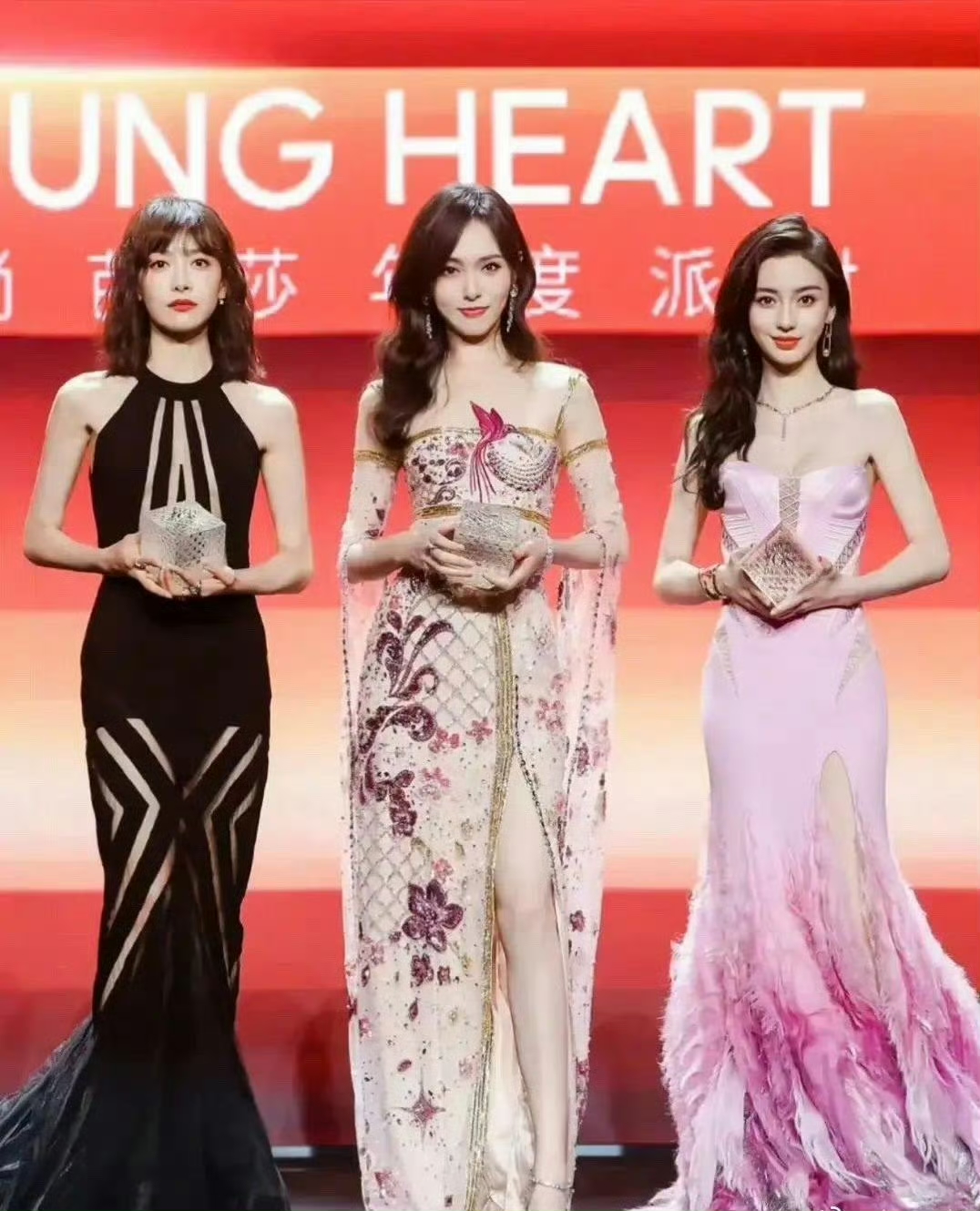 唐嫣是娱乐圈的合影杀手吧,她的美貌真的被低估了,和女明星合照她一直