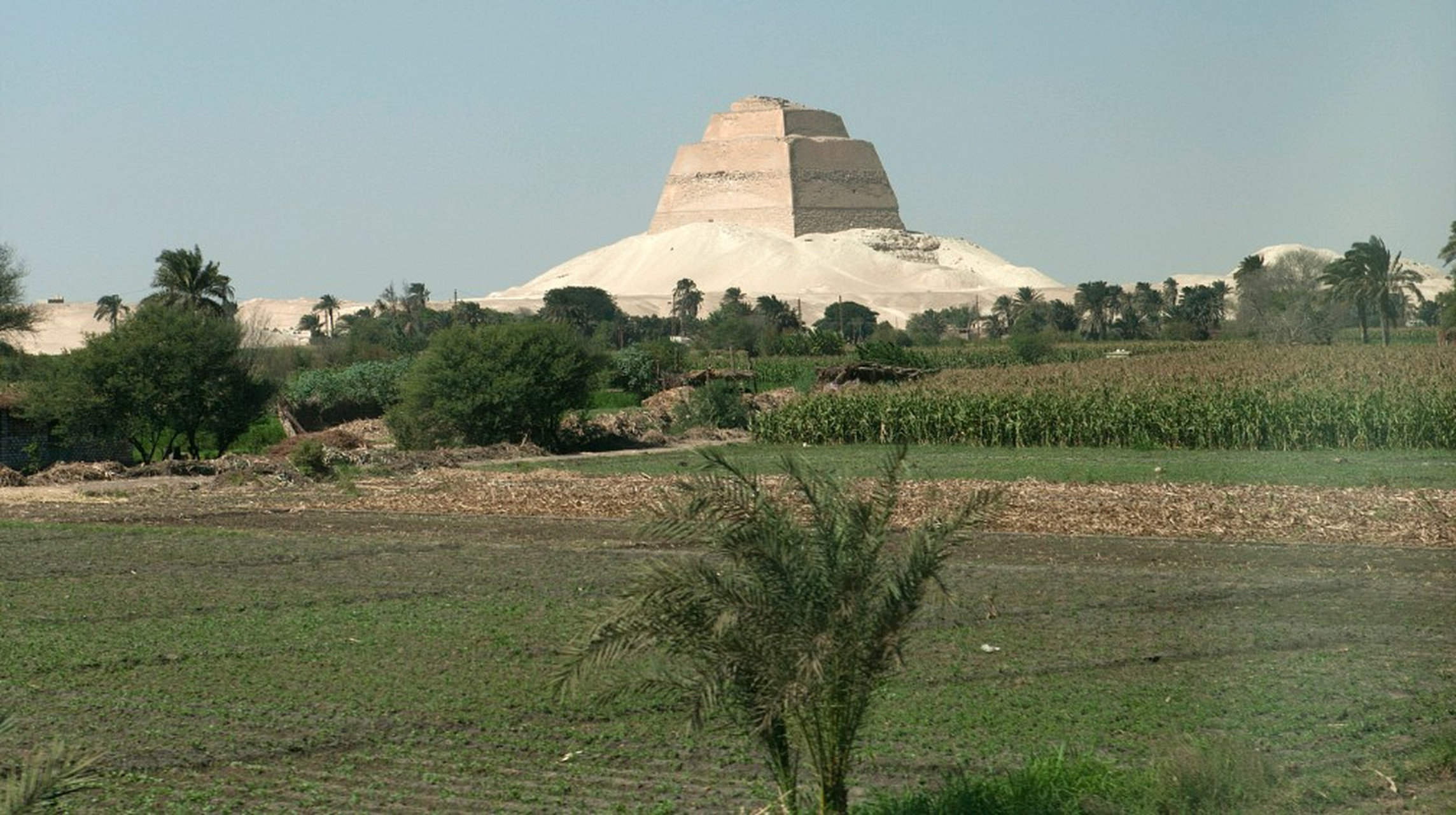 元上都遗址位于内蒙古自治区锡林郭勒盟正蓝旗和多伦县,北依龙岗,南