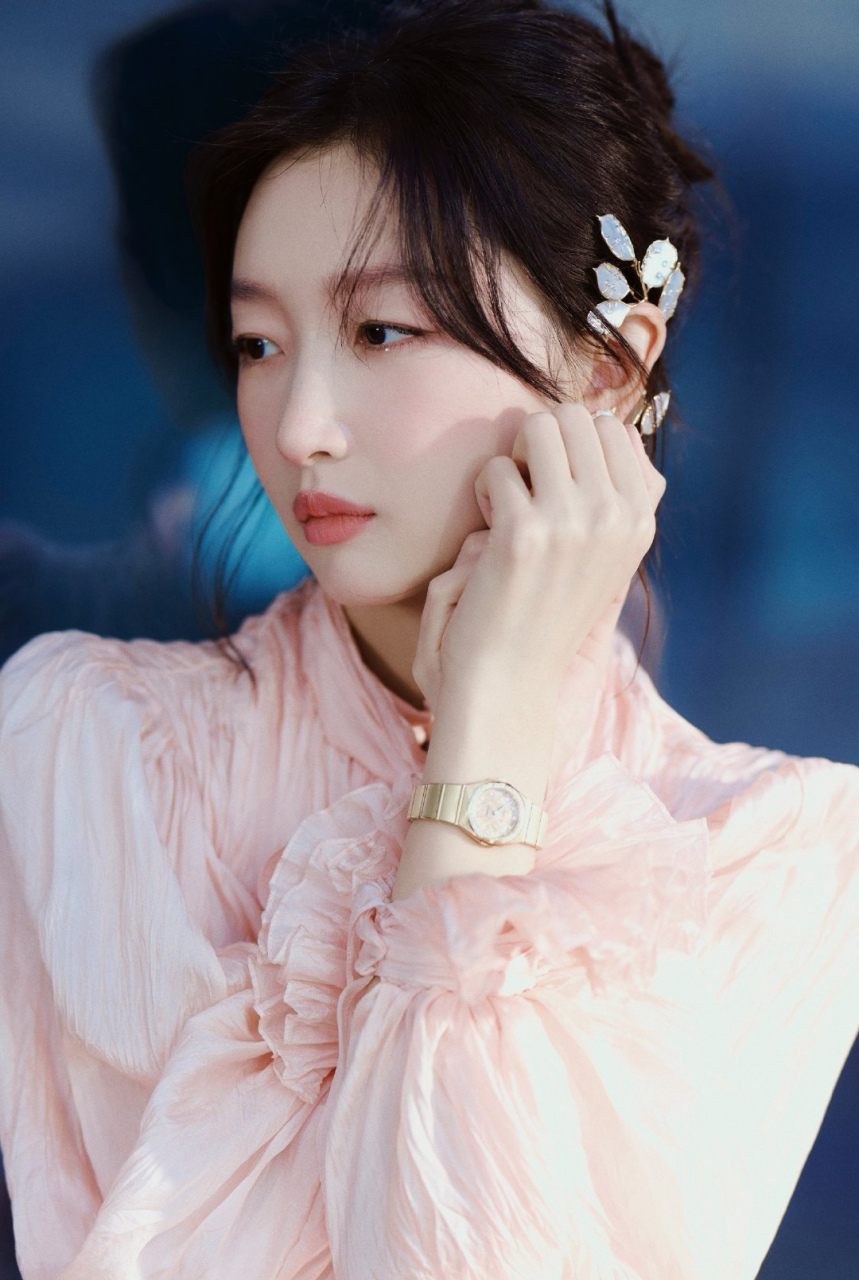 周冬雨,玫瑰金色长袖搭配同色系高腰裙,露腰穿搭,清新自然!