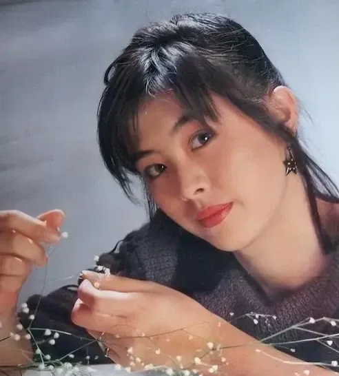 "王祖贤哈哈一笑,说了一句话,吓退了不少追求者.