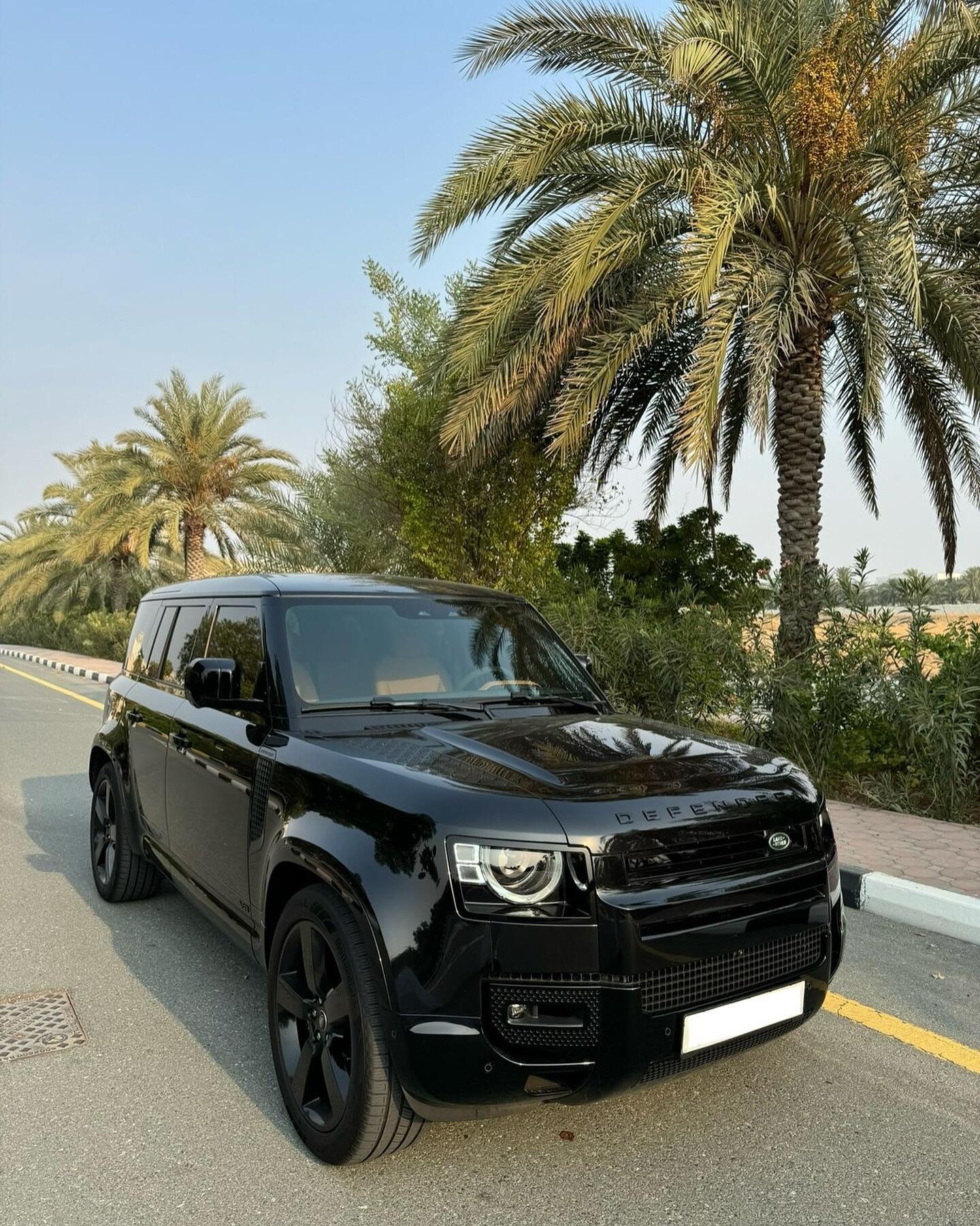 denfender 熏黑透明尾灯,加上水晶007标识换挡杆,落地100多万的路虎