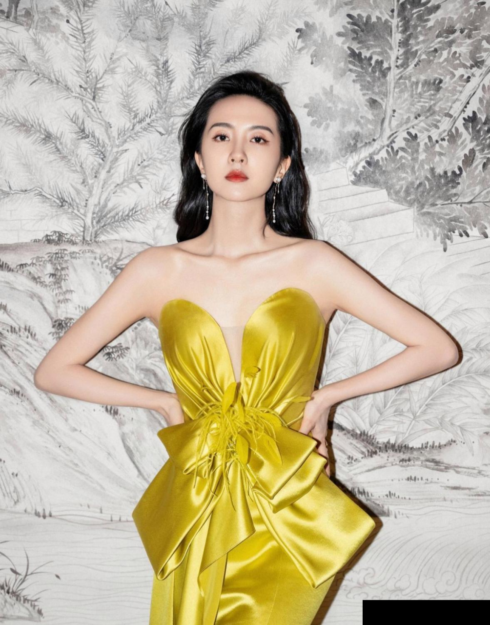 许龄月这身打扮真抢眼,既时尚又性感,完美展现好身材