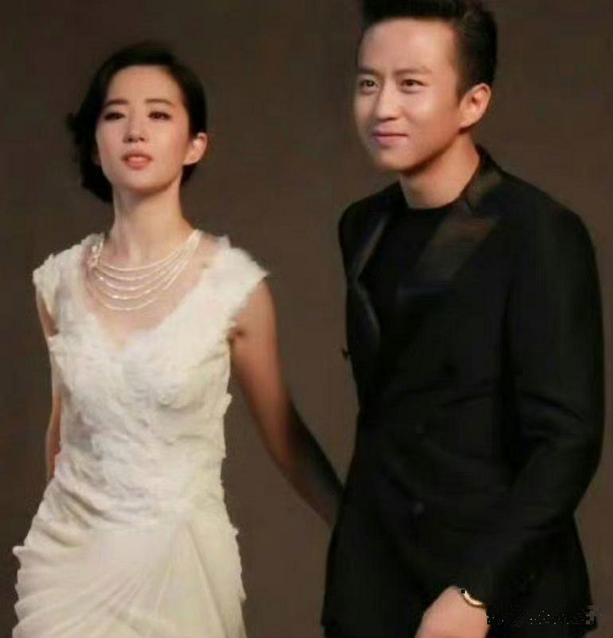 刘亦菲与邓超亲密互动,感觉这是邓超最一本正经,最霸气侧漏的一次.