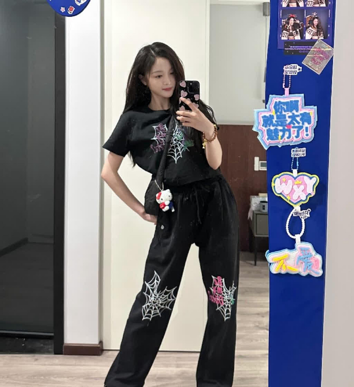 吴宣仪:光脚,黑色厚底拖鞋,黑色绑带凉鞋,白色拖鞋,红色绑带凉鞋