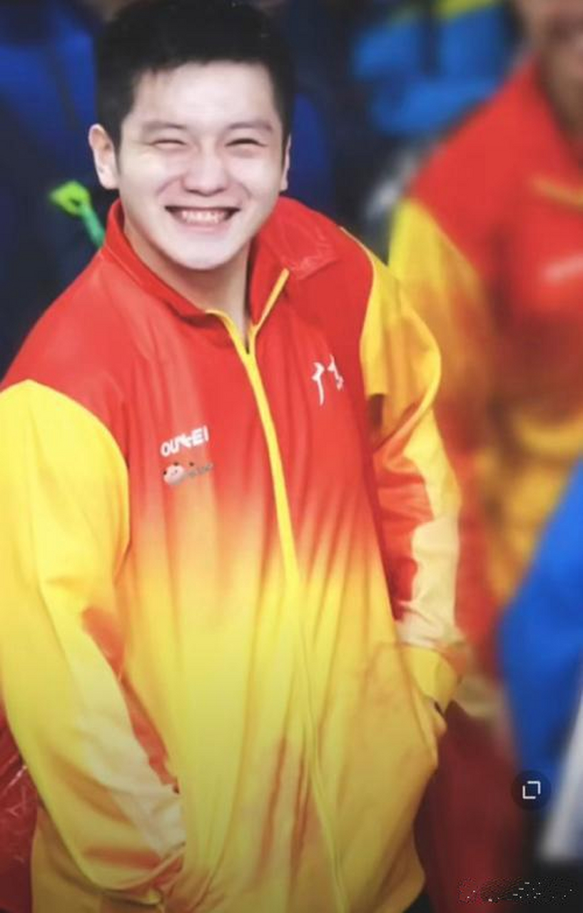 微笑的樊振东,确实很魔性,也很治愈 这种阳光帅气的男生笑起来非常