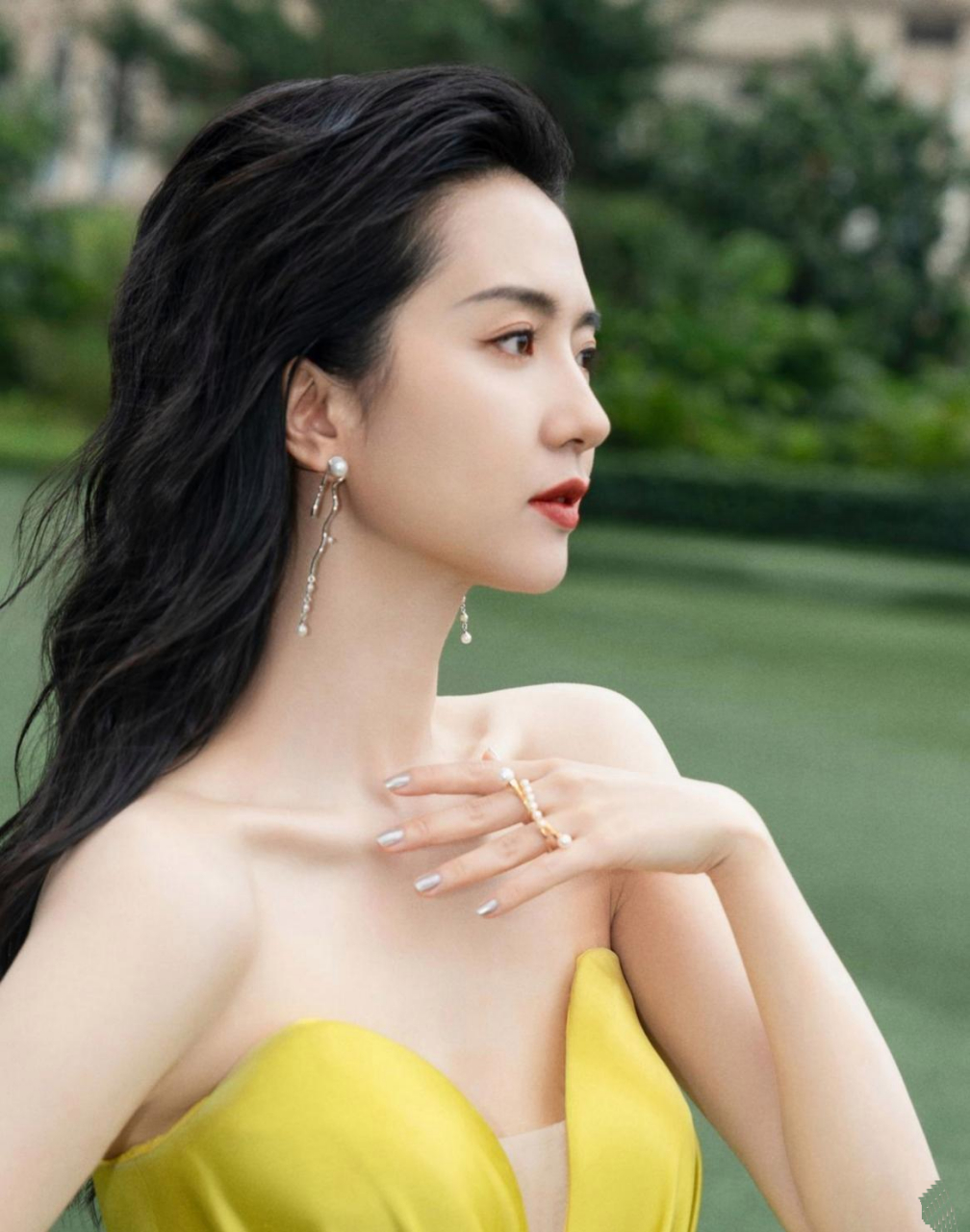 许龄月这身打扮真抢眼,既时尚又性感,完美展现好身材