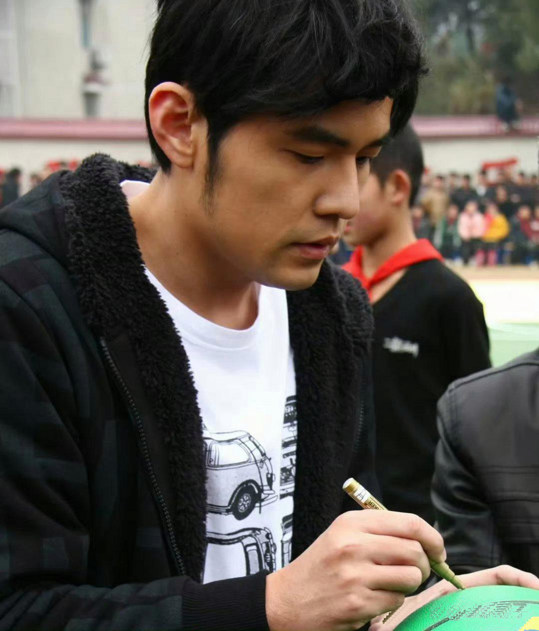 十几年前,周杰伦做公益活动的状态,阳光帅气,让人为之着迷.