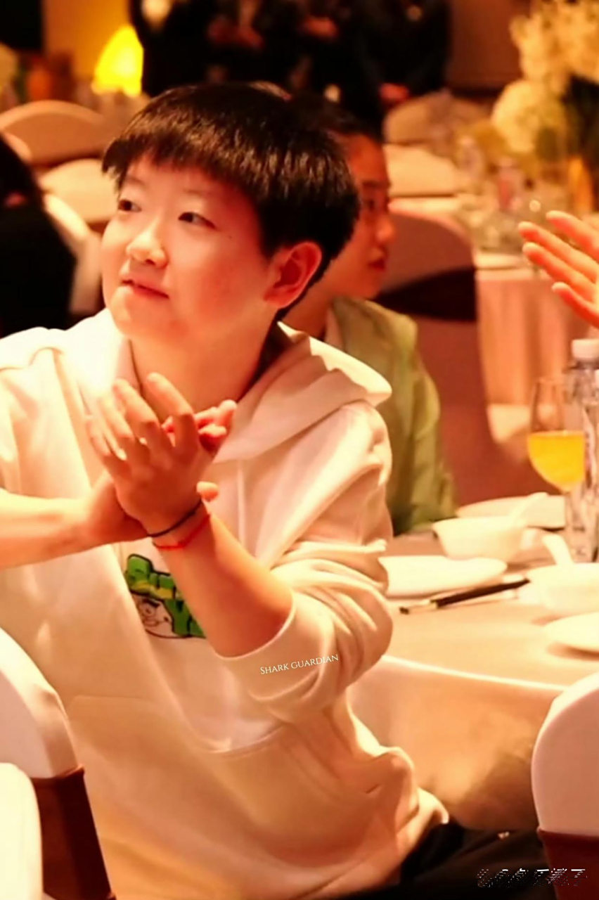 慵懒地坐在一旁的孙颖莎,全神贯注,不时鼓掌,表情萌萌哒,让人忍俊不禁