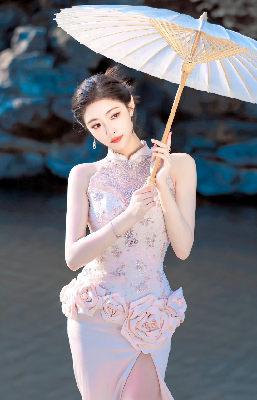 许佳琪有着一双狐媚惑人的大眼睛,超级有女人味的大美女呢!