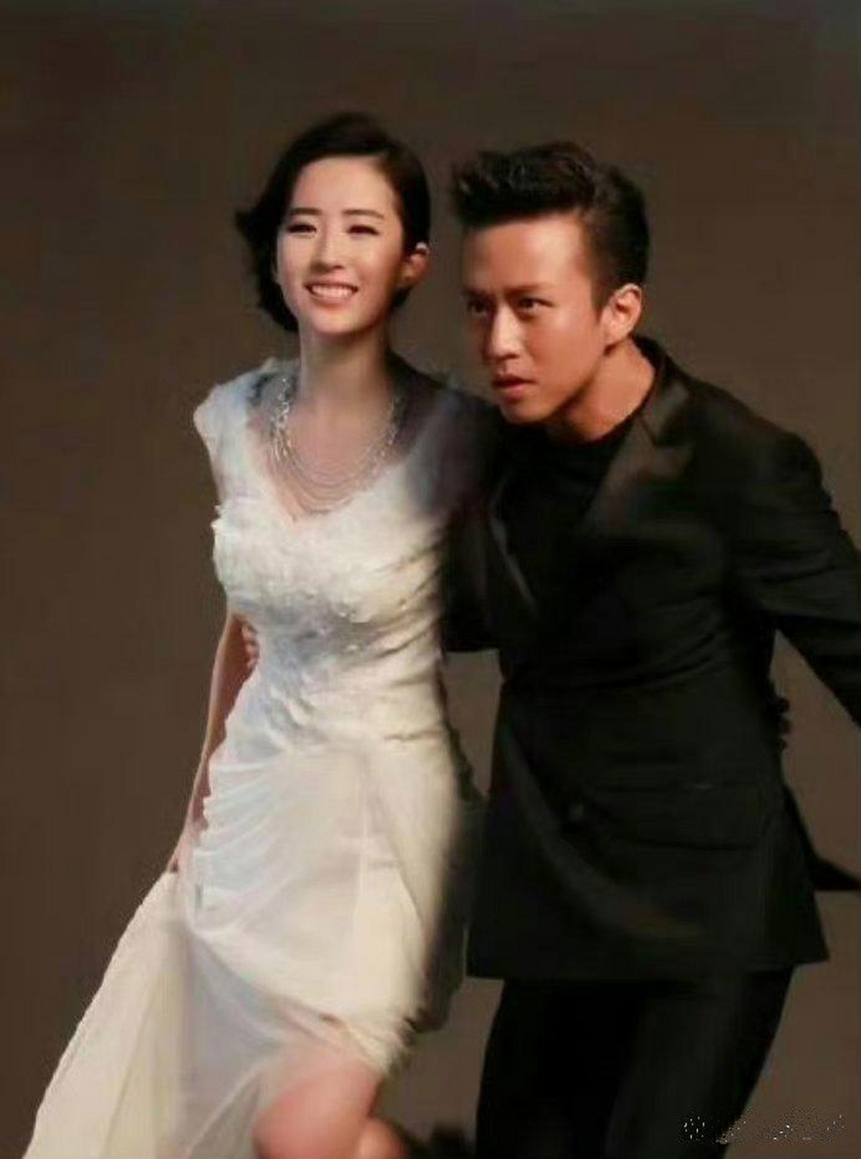 刘亦菲与邓超亲密互动,感觉这是邓超最一本正经,最霸气侧漏的一次.