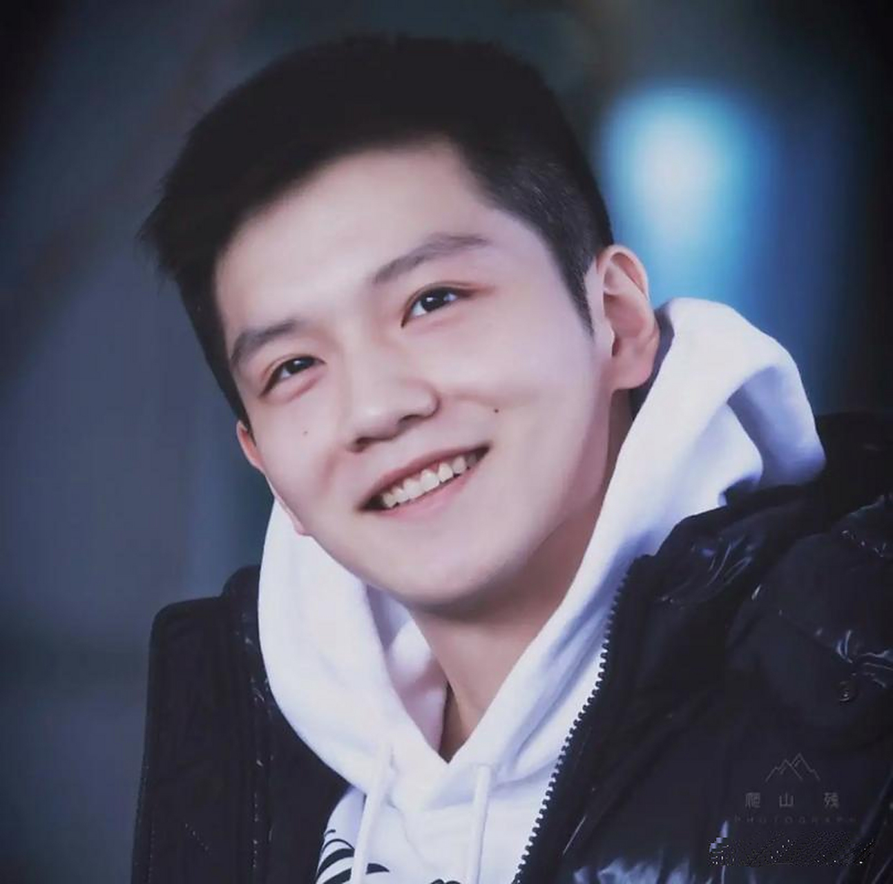 微笑的樊振东,确实很魔性,也很治愈 这种阳光帅气的男生笑起来非常