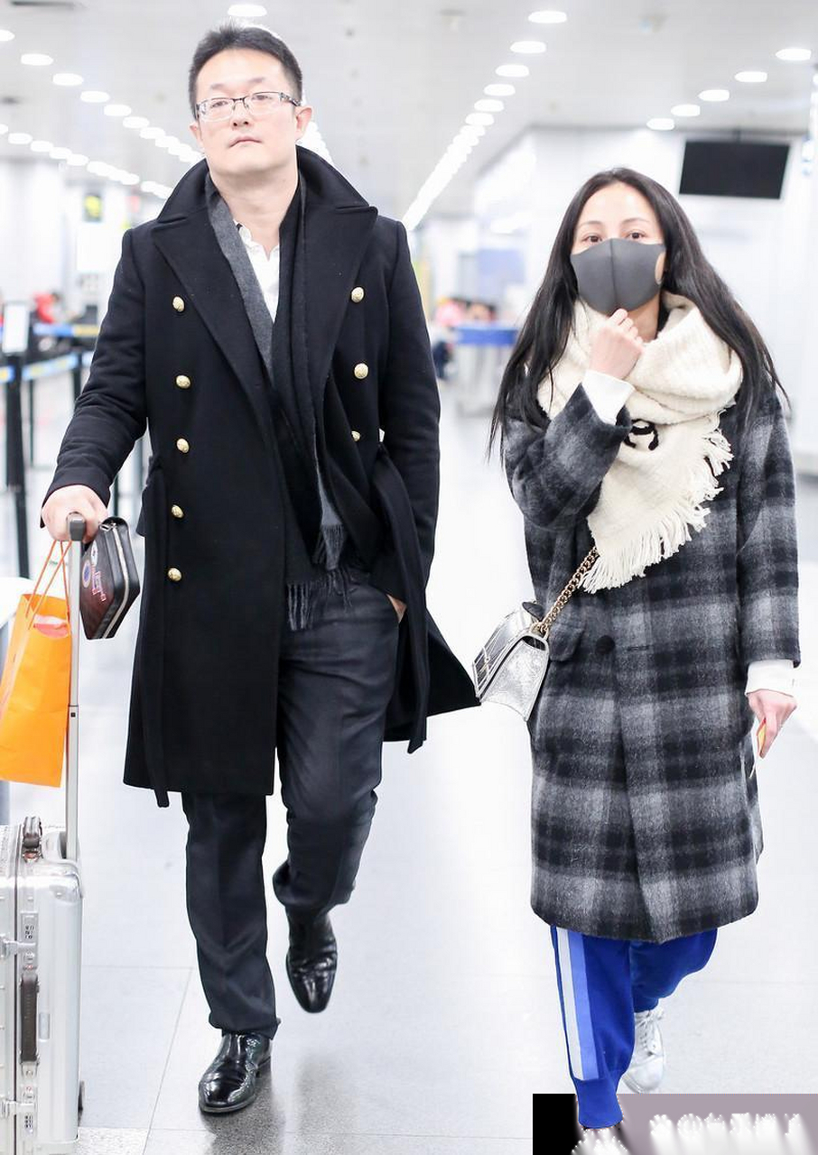 姚笛与老公高杰,还是蛮般配的,看到他们食指紧扣的样子,算是找到了