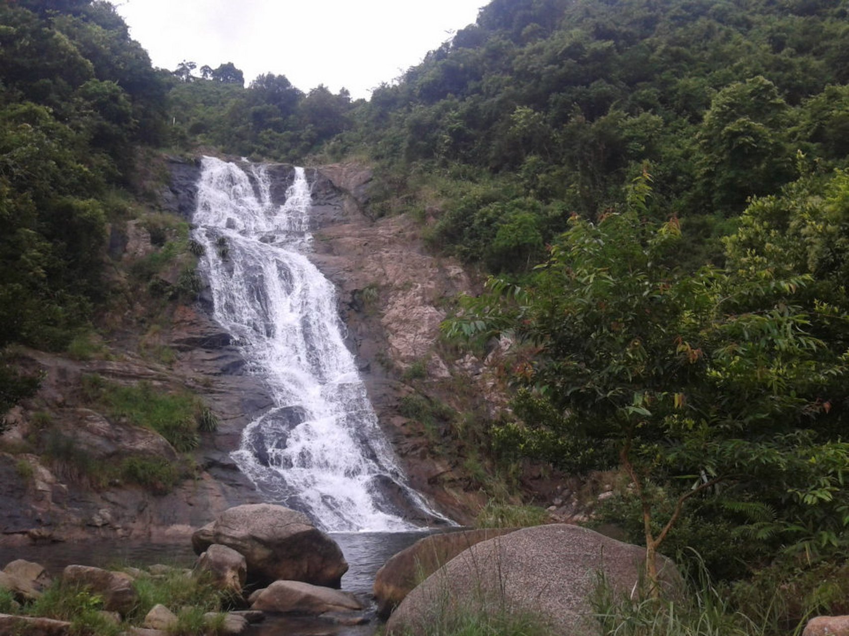 在深圳这座繁华都市的边缘,隐藏着一片自然的瑰宝——马峦山碧岭瀑布