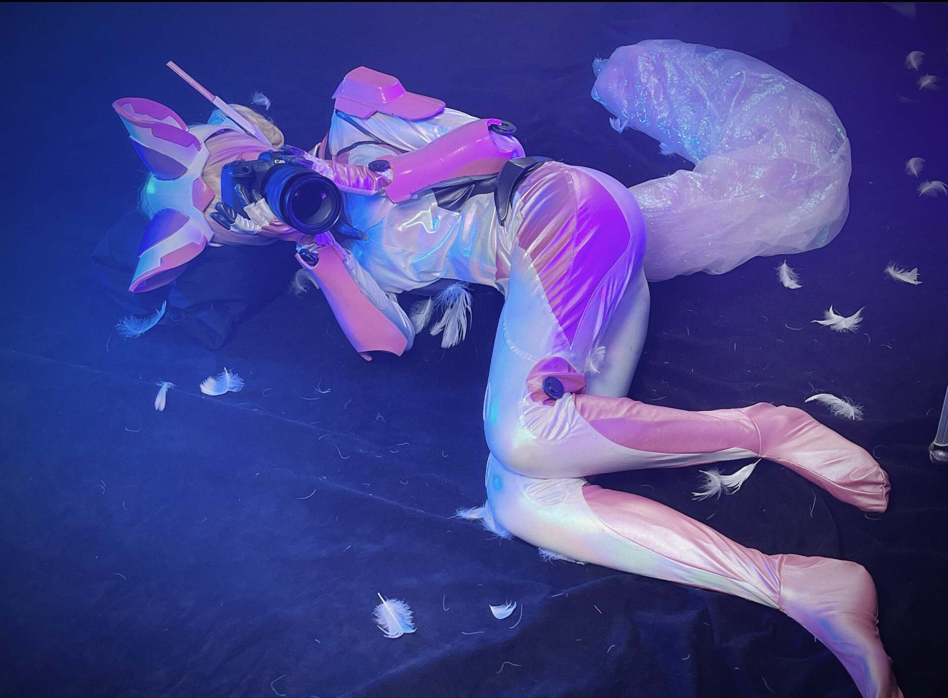 琪琪cos妲己时之彼端,身穿粉白皮衣,身材绝佳,粉红兔耳超美