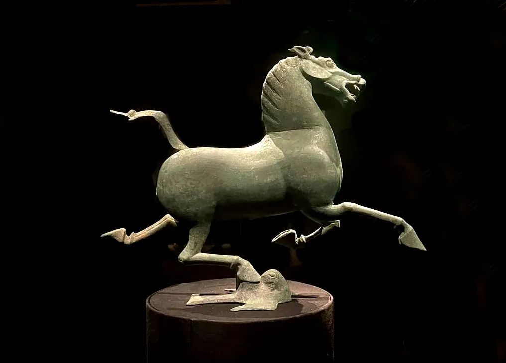 你见过"马踏飞燕"的正面照吗?