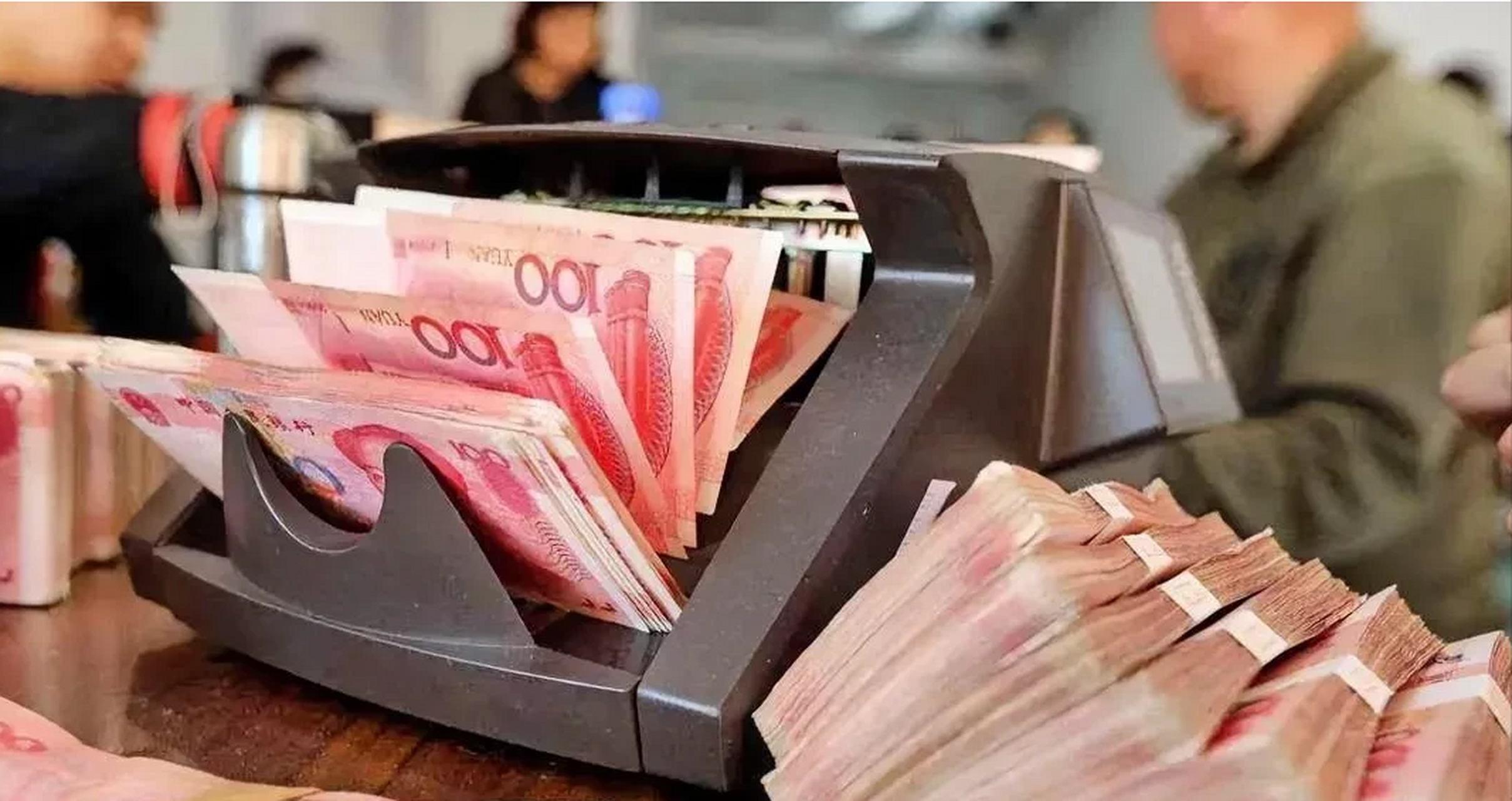 女子连忙找银行,可对方却说女子无理取闹,女子要求调监控,竟被告知