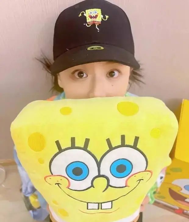 36岁马思纯晒和海绵宝宝合照,明星也有可爱的一面,童心未泯