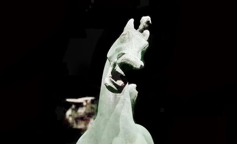 你见过"马踏飞燕"的正面照吗?