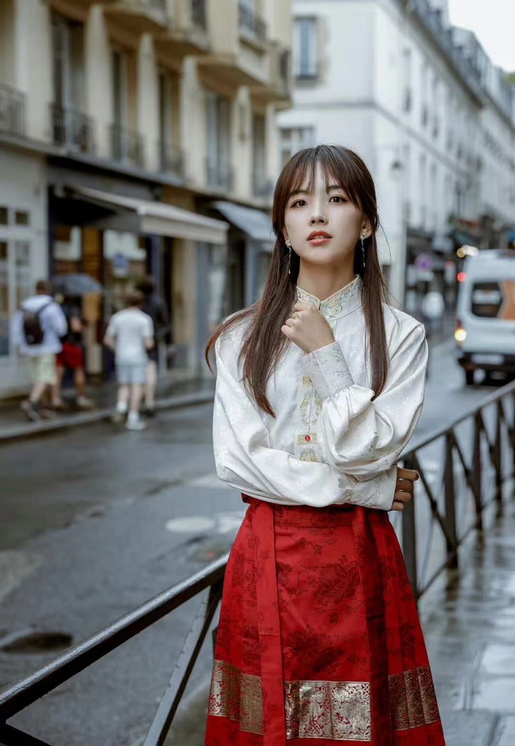 "国民初恋"王冰冰现身巴黎,颜值太高,网友:衣服再穿得大胆些