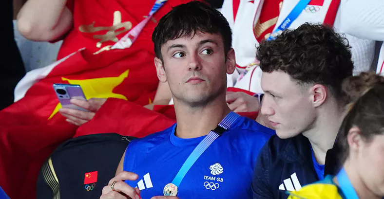 英国跳水王子戴利在巴黎织毛衣又火了!手艺太好了,和老公超甜蜜