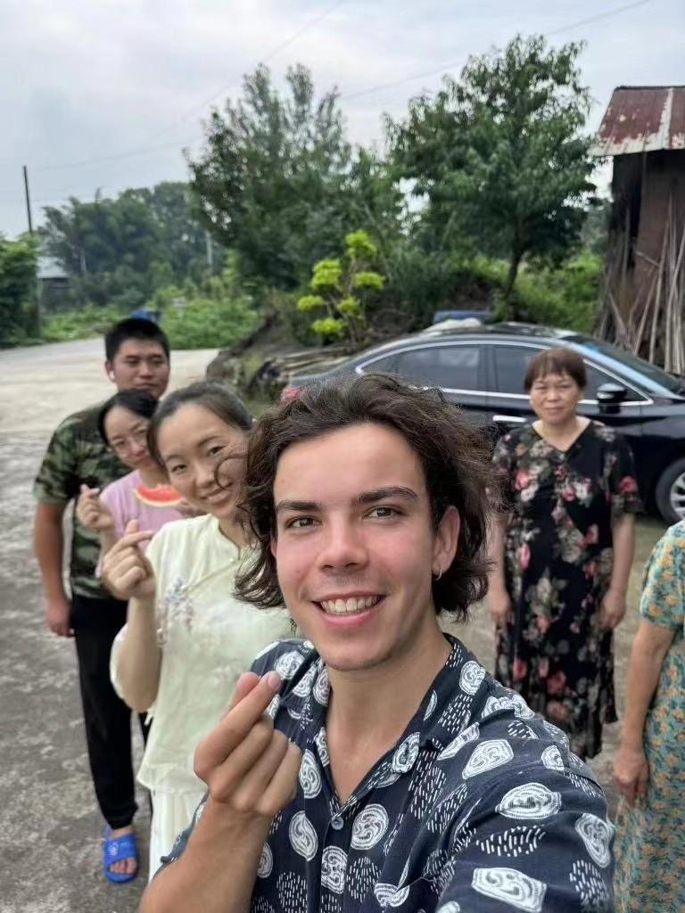 我00后法国人,到世界各地旅行,发现中国人热情和善良,备受感动