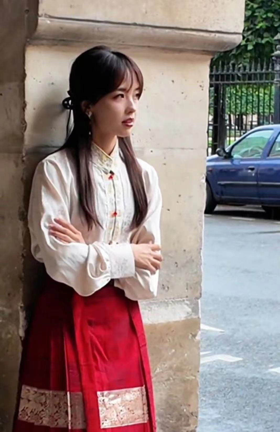 "国民初恋"王冰冰现身巴黎,颜值太高,网友:衣服再穿得大胆些