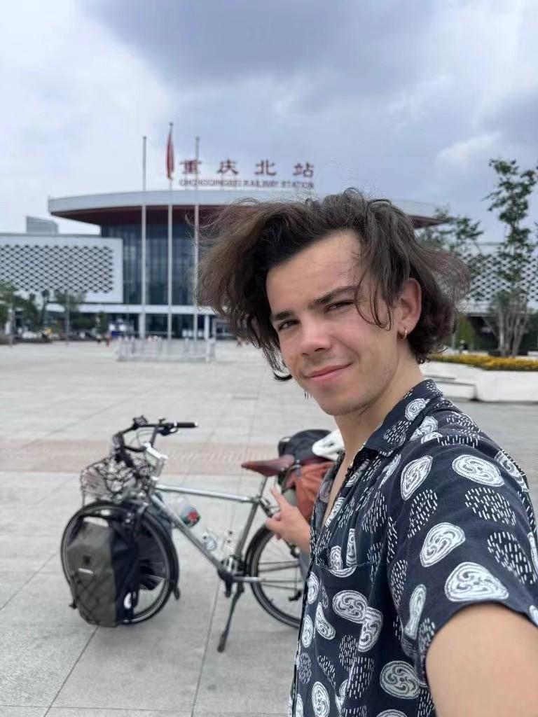 我00后法国人,到世界各地旅行,发现中国人热情和善良,备受感动