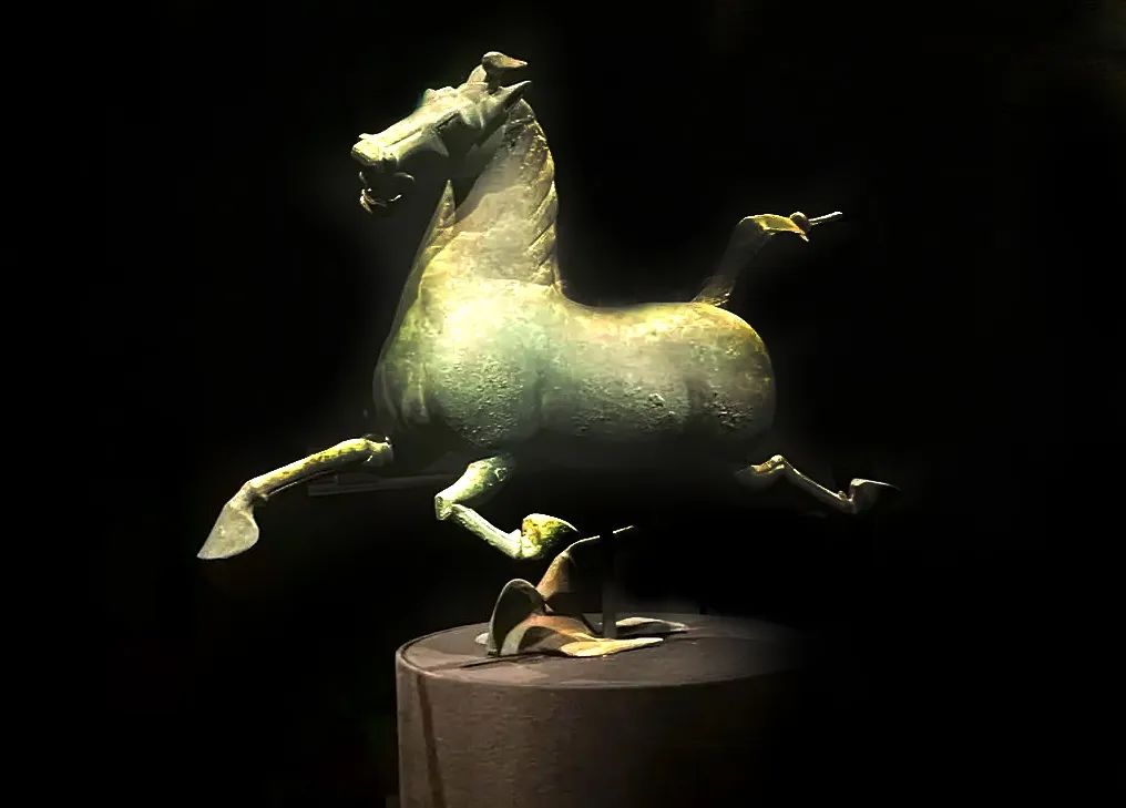 你见过"马踏飞燕"的正面照吗?