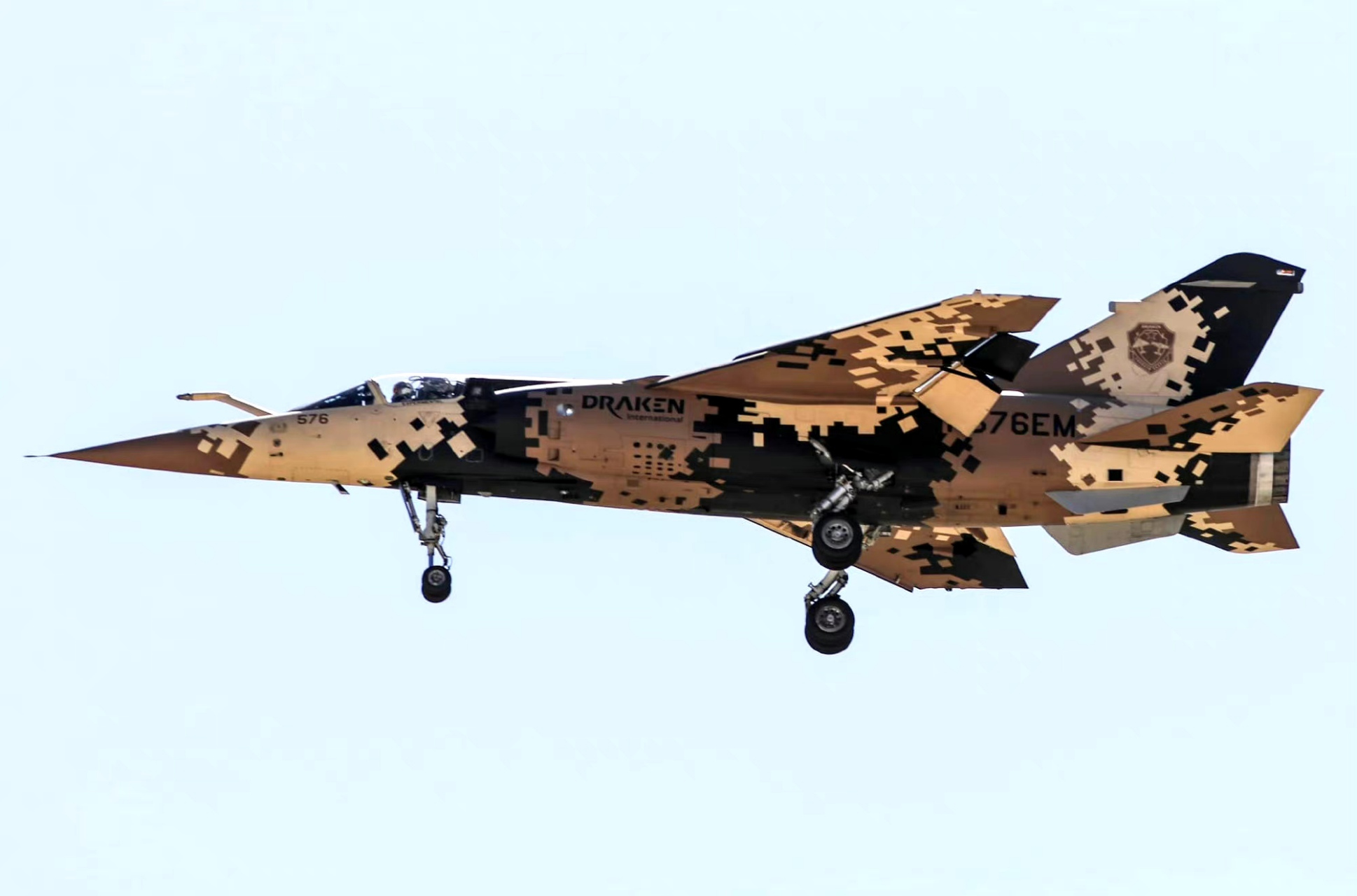 战机欣赏:法国 达索 幻影f1战斗机,该机采用了正常气动布局,曾经装备