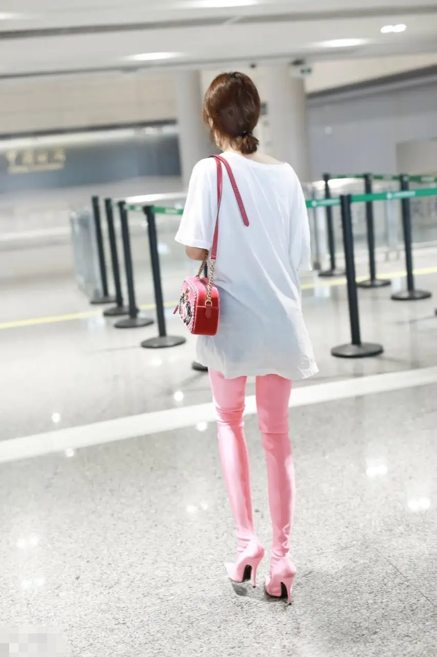 蔡依林把长靴当裤子穿真潮