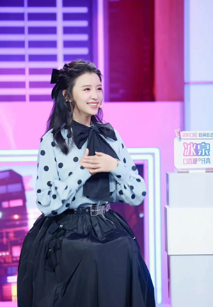 张杨果而的穿搭优雅中带着几分可爱.