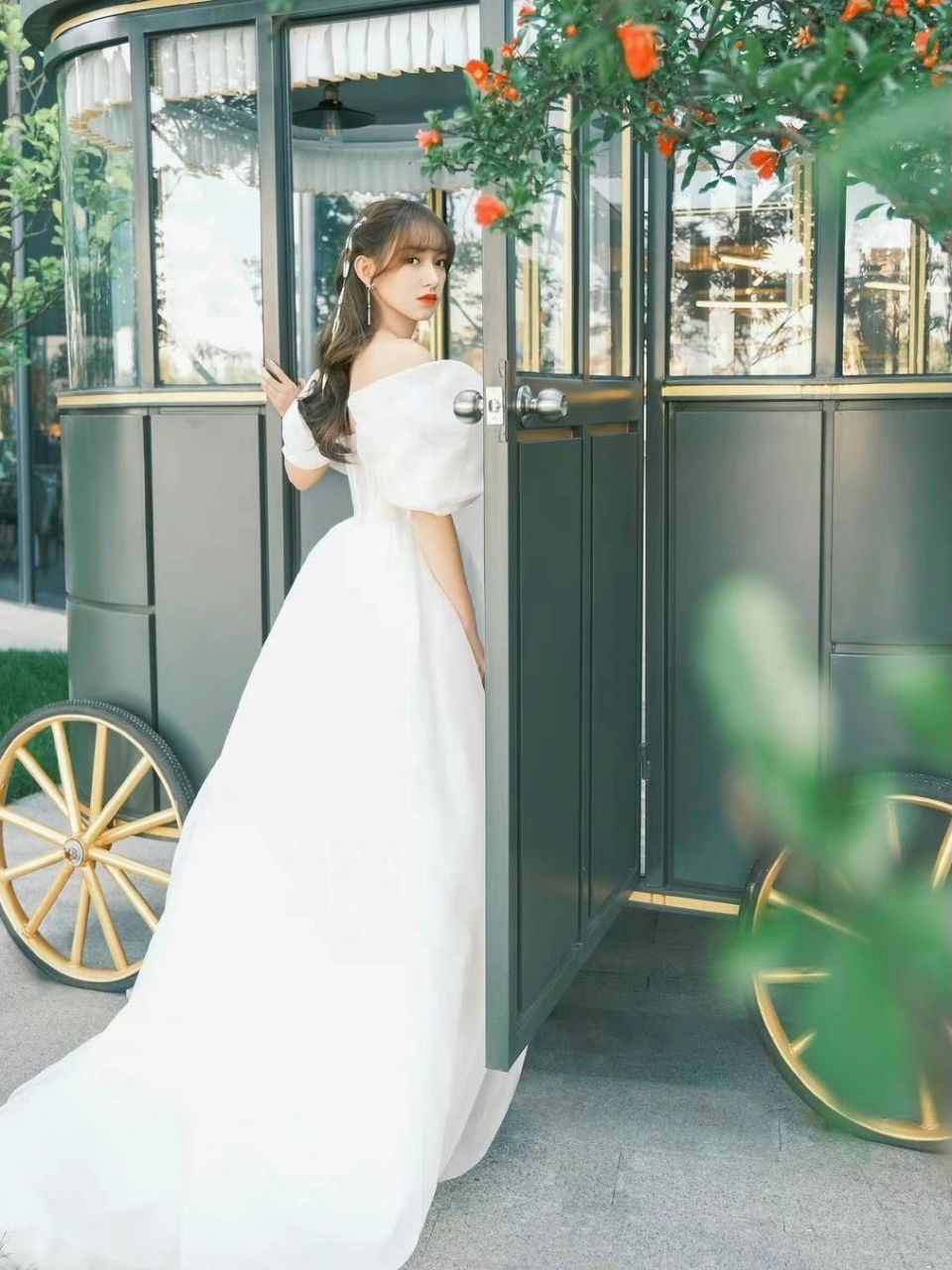 程潇穿白色礼服裙拍新造型,颜值与气质齐飞