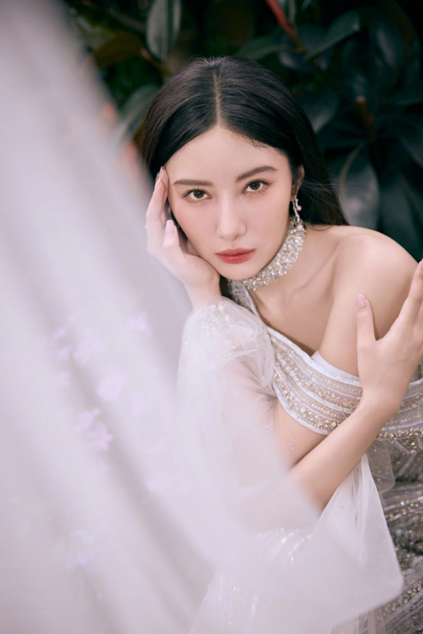 花丛中的银色仙子,吴优优雅时尚写真