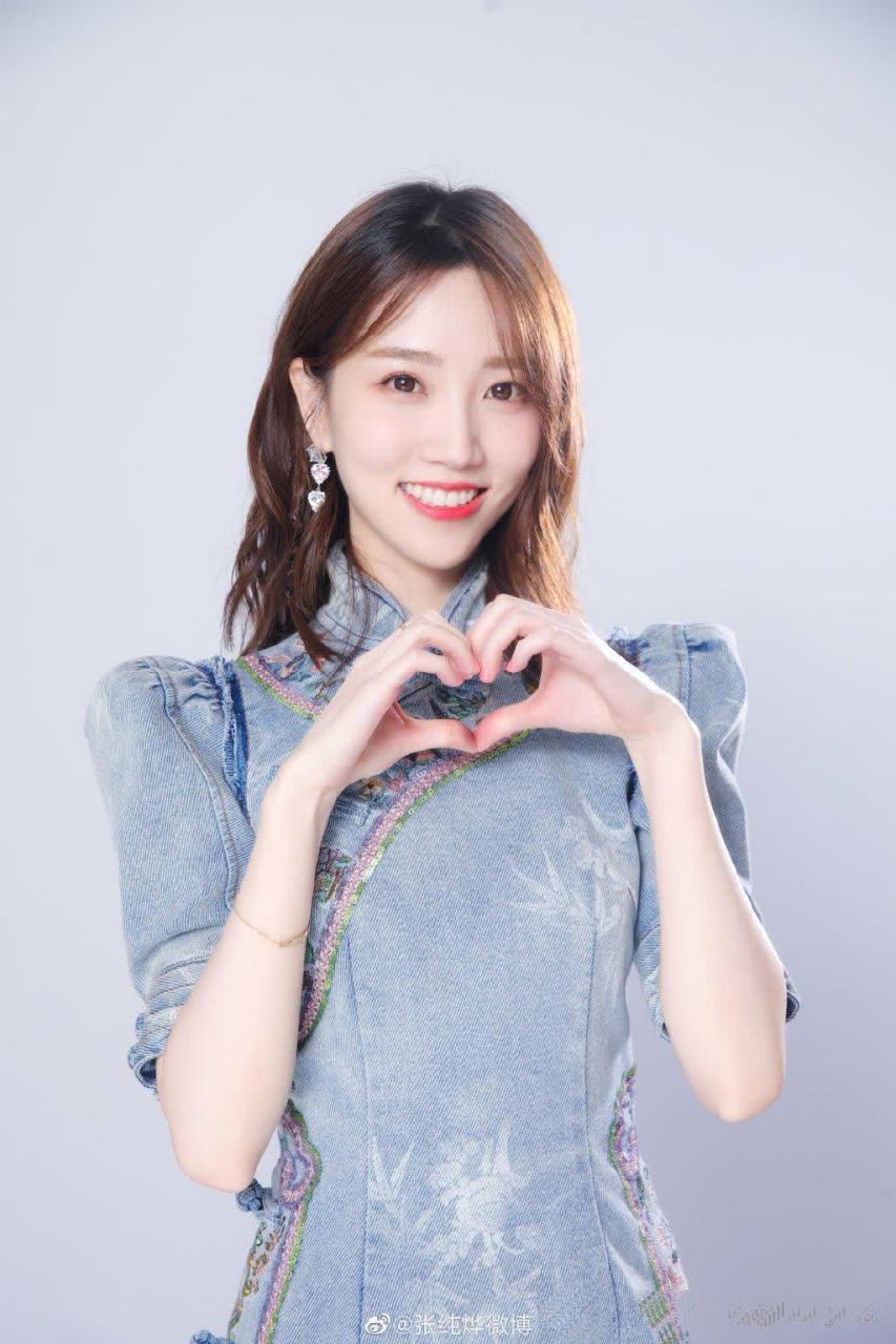 美女主持人张纯烨的一字带高跟鞋与美足,宛如晨曦中的露珠,清新自然