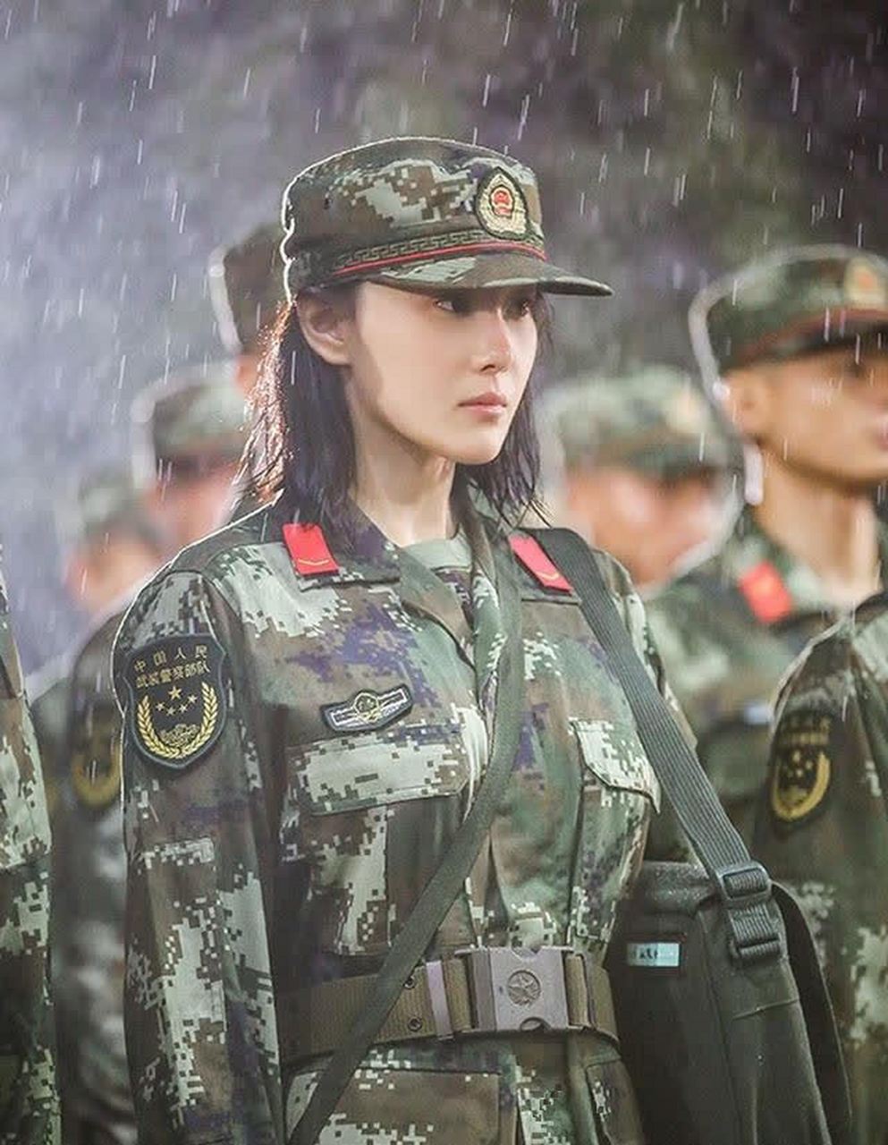 《奇犬》张馨予剧照穿军装尽显女兵风范